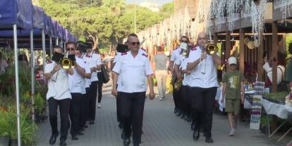 İzmir Balkon ve Bahçe Bitkileri Festivali başladı: 25 bin sebze fidesi ücretsiz dağıtıldı
