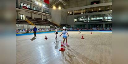İzmir'de Buz Sporları Salonu'nun zemini yenilendi: Yaz aylarında tekerlekli paten kursu başlıyor