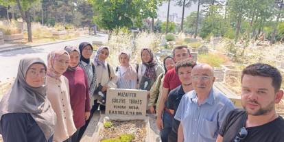 Hakkı Öznur kabirleri başında Dündar Taşer Ve Muzaffer Türkeş’i anlattı