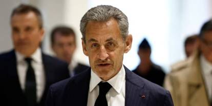 Sarkozy'den onur nişanı alındı