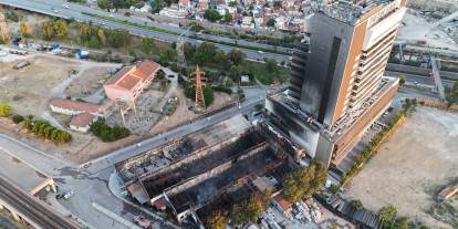 İzmir Konak'ta plastik fabrikasında yangın: Hastalar tahliye edildi