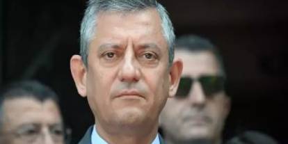 Kadın, Özgür Özel'in yakasını tuttu