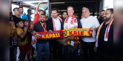 Kayserispor'un yeni teknik direktörü Gisdol, taraftarlar tarafından çiçeklerle karşılandı