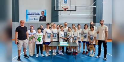 Eyüpsultan Belediye Başkanı Özmen, şampiyon basketbol takımını ziyaret etti