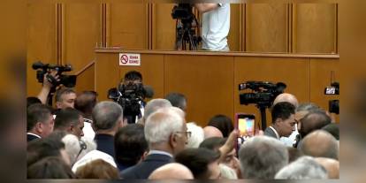 Muharrem İnce, CHP'ye döndü: 'Rozeti alnına takılı zaten'
