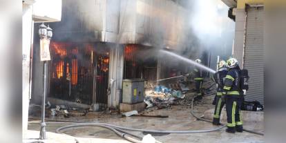 Denizli'de tarihi çarşıda yangın: 9 iş yeri kül oldu