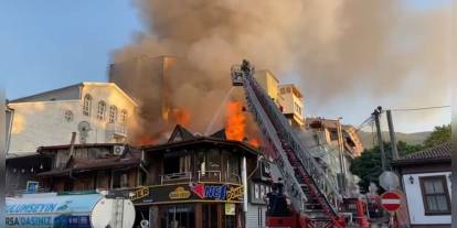 Bursa'da lokanta yangını: Alevler bitişikteki iş yerlerine sıçradı
