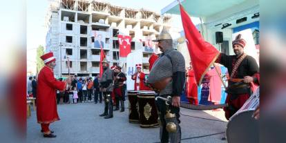 Erzurum'da 592 konutun temeli atıldı: 232 konutun anahtarları sahiplerine teslim edildi