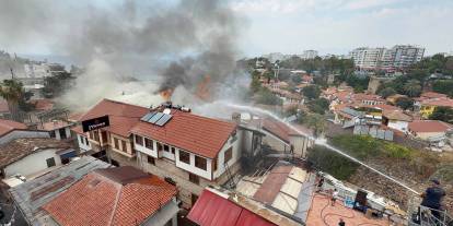 Antalya Kaleiçi'nde yangın: 1 otel, 3 iş yeri alevler içinde