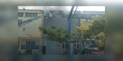Esenyurt'ta fabrika yangını: 1 itfaiye eri yaralandı