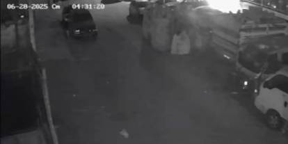 Ataşehir'de hurda araç yangını: 10 araç kül oldu, 2 şüpheli yakalandı
