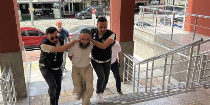 İzmit'te okul bahçesinde kılıçla çocukların topunu kesip Atatürk'e hakaret eden şahıs tutuklandı