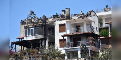 Seferihisar'da yangın felaketi: Evleri kül olan emekliler 'sokakta kaldık' dedi