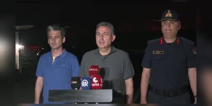 Çeşme'de orman yangını sürüyor: Üç köy tahliye edildi