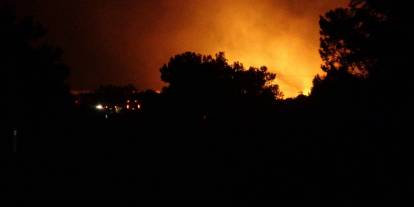 Çeşme'deki yangın nedeniyle İzmir-Çeşme otoyolu ve karayolu kapatıldı