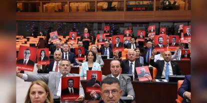 CHP'li vekillerden belediye başkanlarına operasyon protestosu