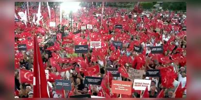 Adana'da kitlesel miting: 'Bu darbeye teslim olmayız'