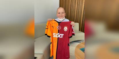 Barış Alper Yılmaz'dan lösemili Barış'a imzalı forma