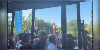 İzmir'de 400 işçi belediye meclisi önünde protesto etti: Polis biber gazıyla müdahale etti