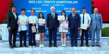 İstanbul Valisi Gül, LGS birincilerini ağırladı: 163 öğrenciye burs müjdesi