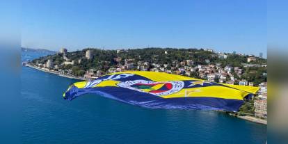 Fenerbahçe Beko'nun 3 kupalı sezonunun dev bayrakları köprüleri süsledi