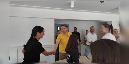 Bornova Belediyespor'un küçük kızlar voleybol takımı namağlup şampiyon