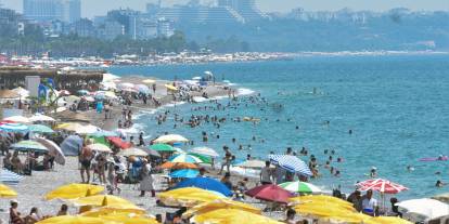 Antalya'da 46,6 derece hissedilen sıcaklık: Caddeler boş, sahiller doldu taştı