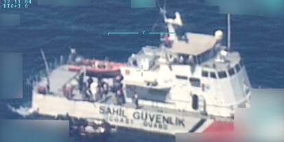 MSB: Yunan Sahil Güvenlik botu düzensiz göçmenleri Türk karasularına bıraktı
