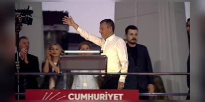 Özgür Özel'den Rızvanoğlu ve Avşar'a CHP rozeti: 'Baba evine koşup gelenler var'