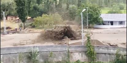 Kars'ta sağanak sel ve heyelan felaketi: 8 köy etkilendi, yollar kapandı