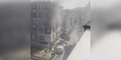 Avcılar'da bina yangını: 2 kişi pencereden atladı, 3 yaralı