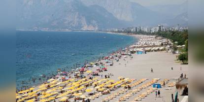 Antalya'da nem oranı yüzde 80'e yükseldi: Sahil şezlonglarla doldu