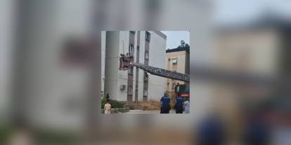 Adana'da apartman merdiveni çöktü: 10 kişi mahsur kaldı
