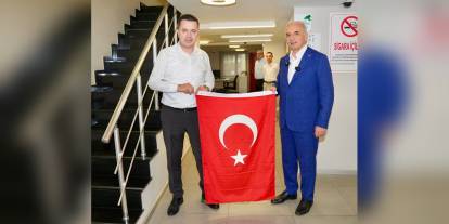 Ümraniye'de 40 bin bayrak dağıtımı: 'Terörsüz Türkiye' hedefi doğrultusunda kampanya