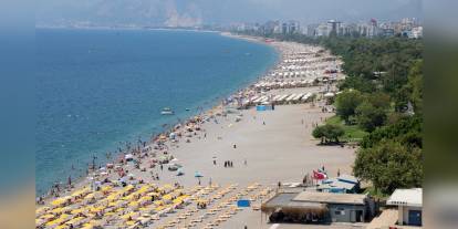 Antalya'da sıcak hava ve hafta sonu tatili: Konyaaltı Sahili doldu taştı