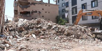 Küçükçekmece'de bina çökmesi: 4 katlı binada hasar, olası facia önlendi