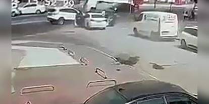 Adana'da uyuşturucu kaçakçısı polis aracına çarparak yakalandı