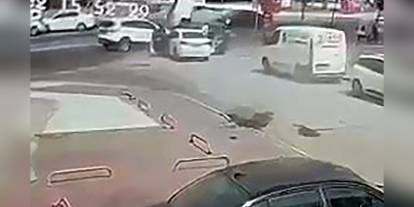 Adana'da uyuşturucu kaçakçısı polis aracına çarparak yakalandı: 4 gözaltı