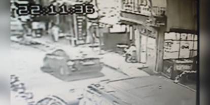 Bağcılar'da kıraathaneye silahlı saldırı: 2 şüpheli kaçtı
