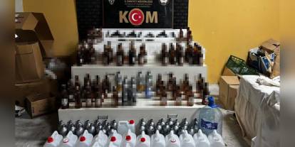 Adapazarı'nda alkollü mekanda baskın: 4 ruhsatsız tabanca ve çok sayıda sahte içki ele geçirildi