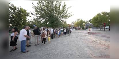 Buca'da Zeki & Metin Amfi Tiyatro yeniden açıldı: Süheyl & Behzat Uygur'un 'Hey Gidi Günler' oyunu ile sanatseverlerle buluştu