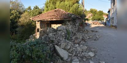 Sındırgı'da 6.1 büyüklüğündeki depremin ardından yıkılan binalar dron ile görüntülendi
