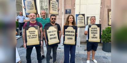 İzmir'de kentsel dönüşüm mağdurları mezar taşı döşedi: 'Deprem değil, sorumsuzluk öldürür'