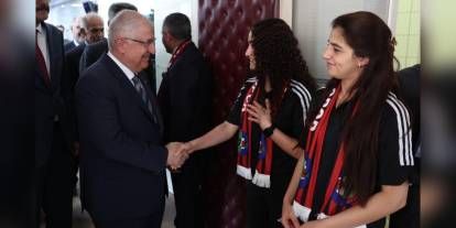 Bakan Güler, Hakkari'de Yüksekova Kadın Futbol Takımı'yla buluştu