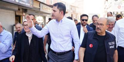 Murat Kurum, Sındırgı'da depremzedeleri ziyaret etti: 1,5 ay sonra inşaatlar başlayacak