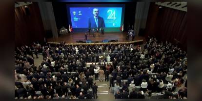 Erdoğan, AK Parti'ye katılan belediye başkanlarına rozetlerini taktı